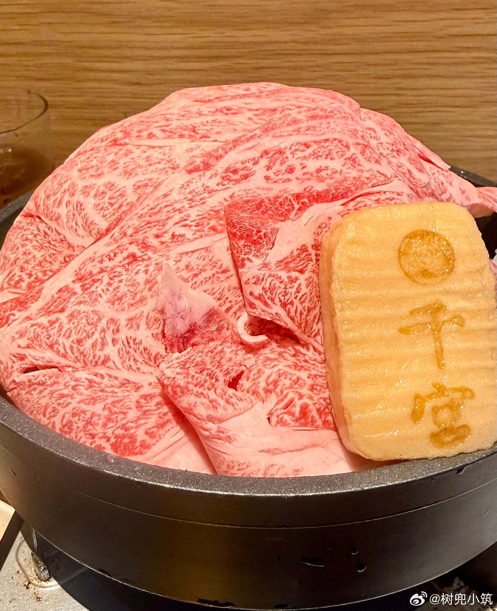 【 这样的特选黑毛和牛寿喜烧御膳，含税只要1300日圆 】午餐限定，请大家去之前