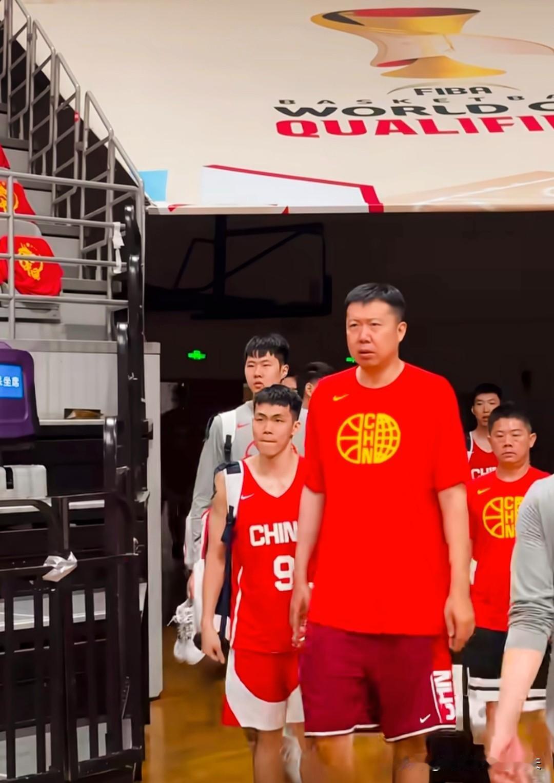 男篮暗藏一步大棋！王治郅以顾问身份入局，看似随行实则提前考察，男篮新帅人选早已经