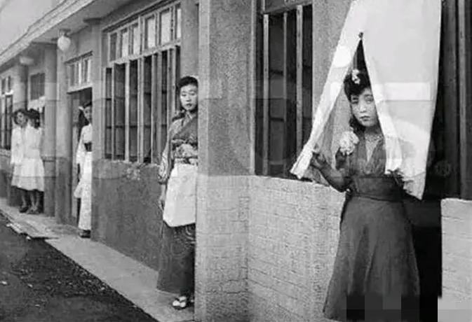 1941年，十几名衣衫不整的中国女人、被日本兵粗暴地按在冰冷的板凳上，绑住手脚之