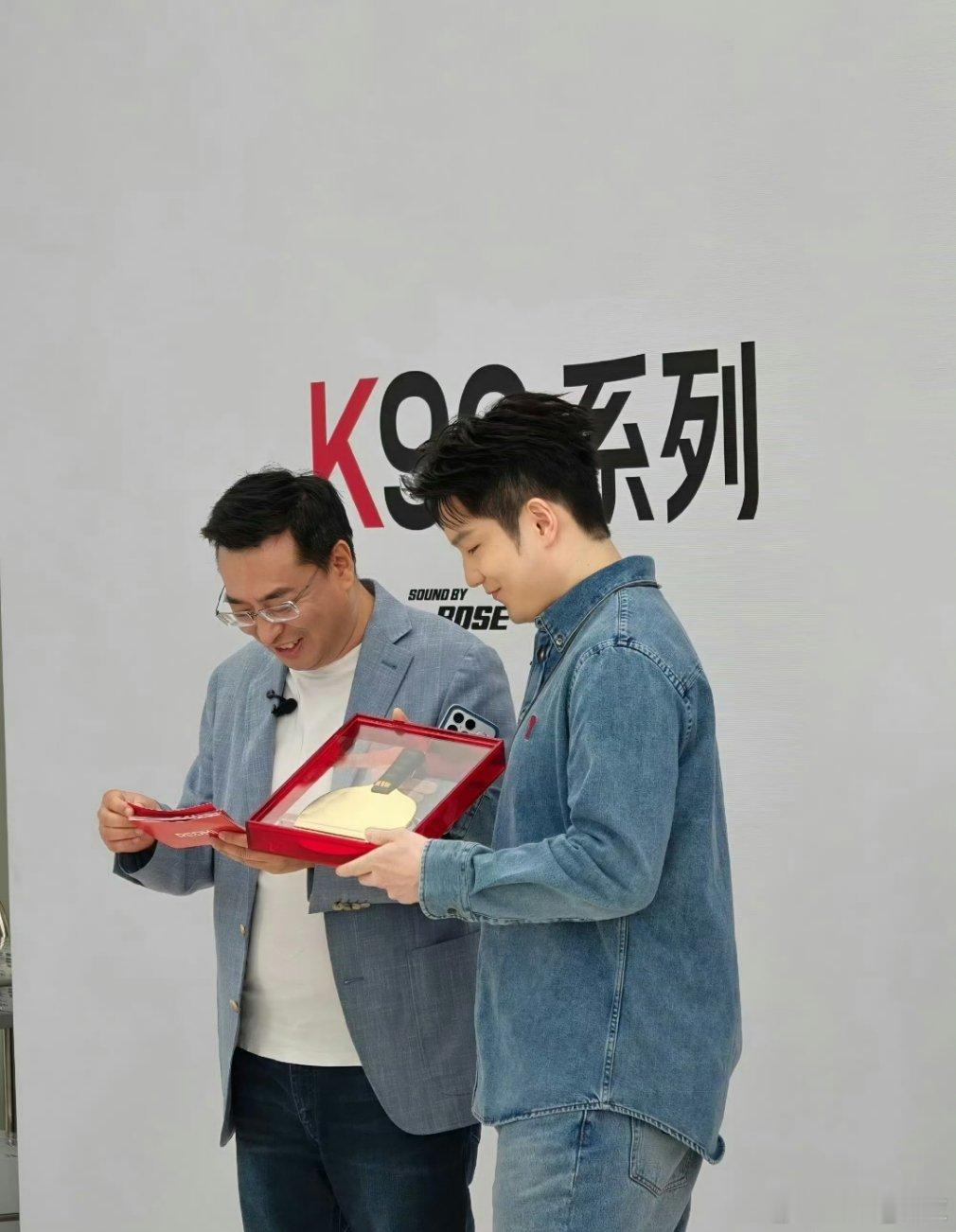 小米为樊振东特别定制金球拍，这球拍含金量意义满满。 