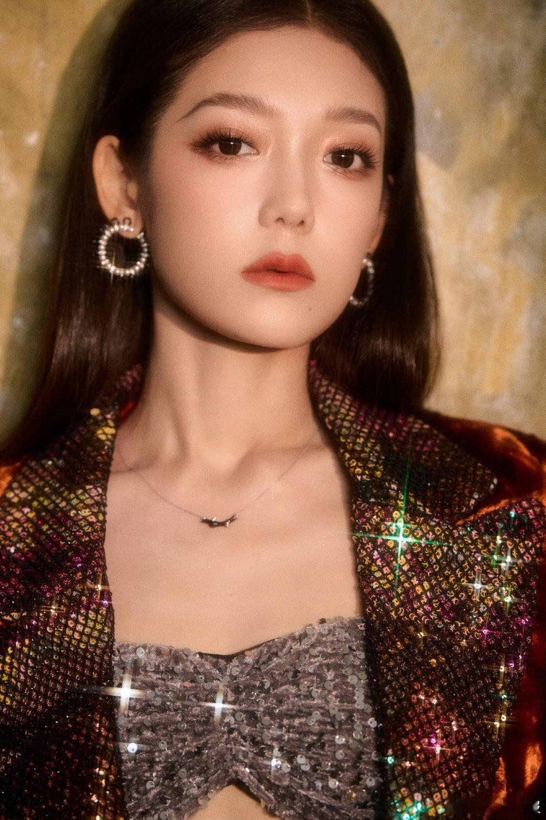 #希林娜依高复古风拽姐# 人美歌动听 ​​​