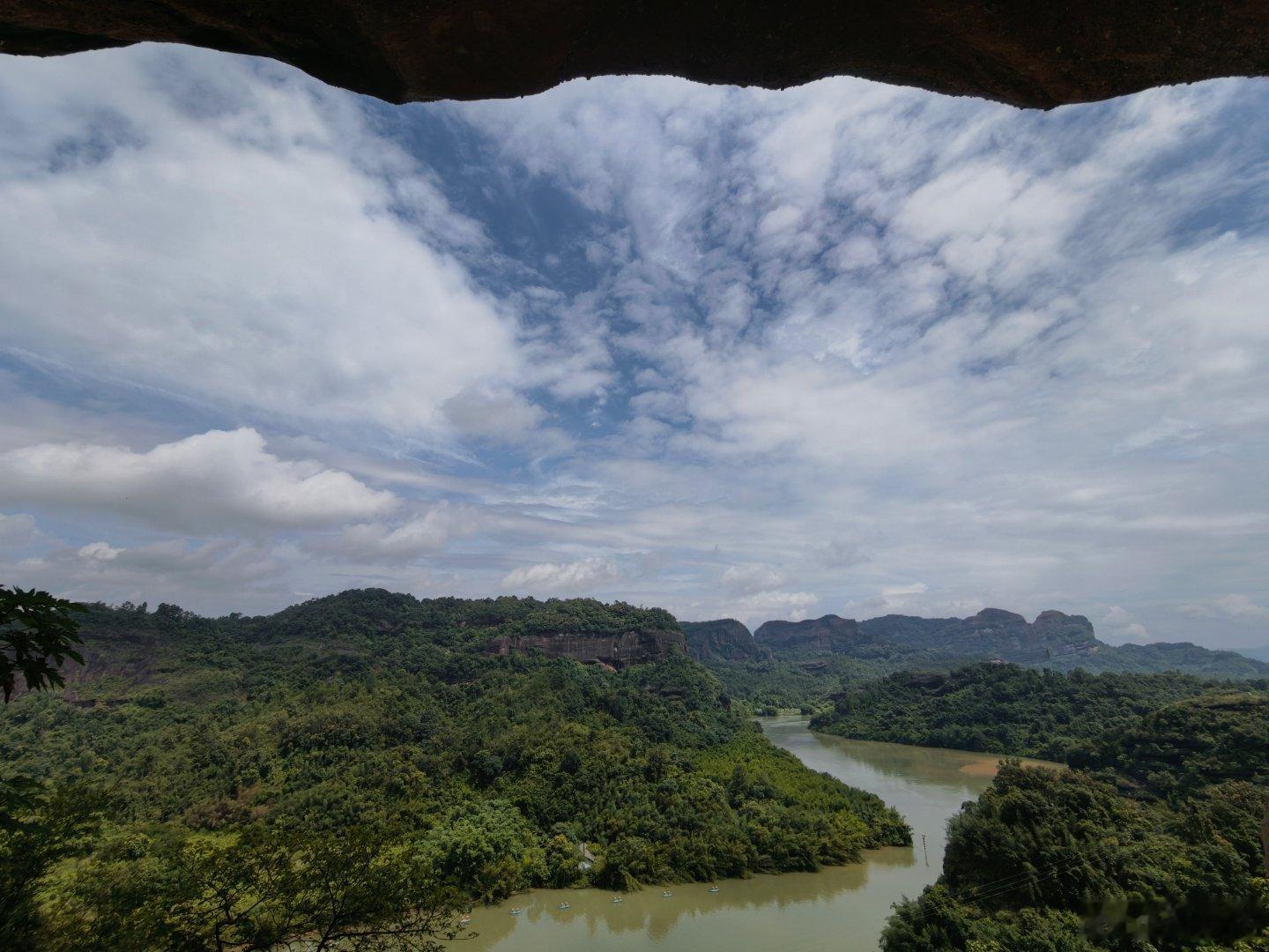 藏在丹霞赤壁崖洞间的千年道场锦石岩，整座古寺嵌进天然红岩洞窟，四大岩洞洞洞相连，