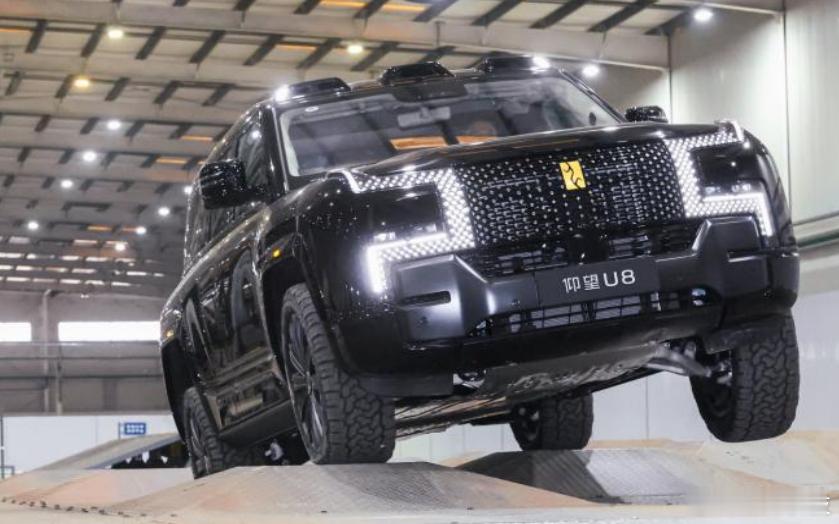 把山搬进厂里是疯了还是清醒 仰望U8把本事练到极致 近日，仰望 U8 2026 