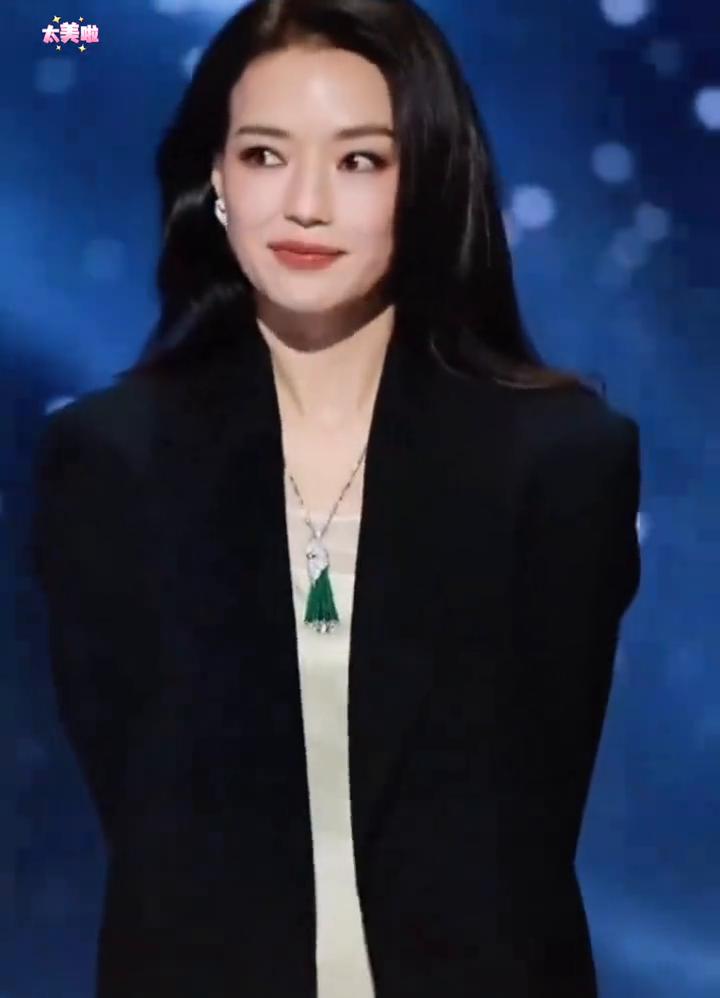 舒淇氛围感美女，大女主穿搭，岁月从不败美人，舞台女神。
喜欢就点个关注吧！