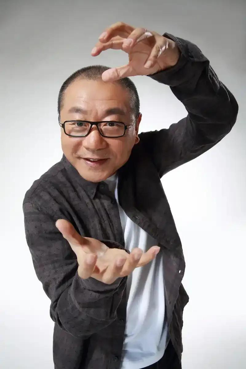 范伟在第32届金鹰奖颁奖典礼上，凭《漫长的季节》获最佳男主角。他演技精湛，将角色