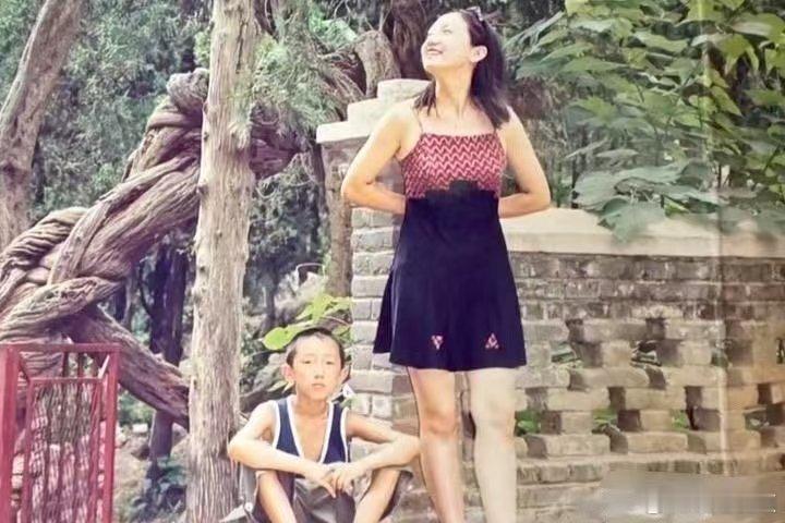 网友晒30年前后和妈妈合影对照，人世间最残忍的事情就是人会老去。 ​​​