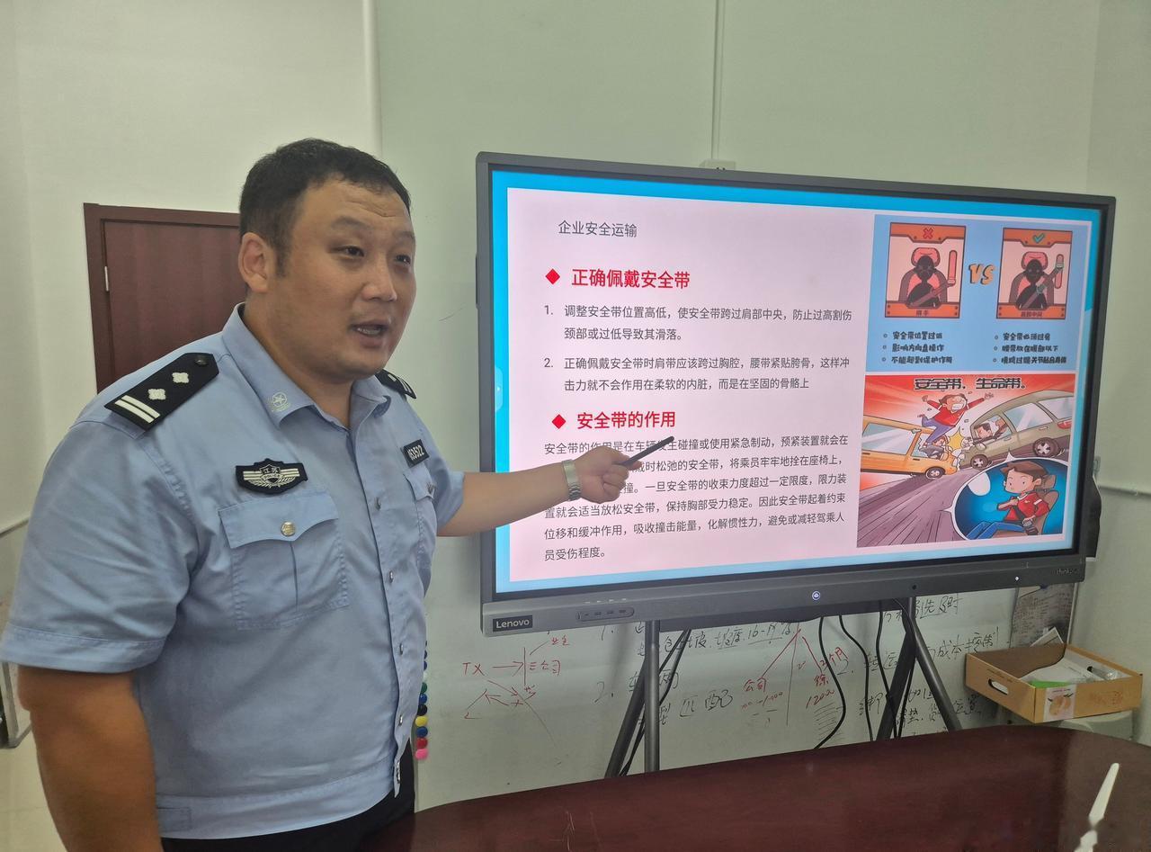 【交通安全进企业 源头防护保平安】8月13日，钟楼交管大队走进台厦大件物流有限公