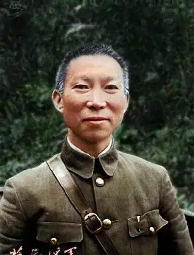 1993年，一位97岁的高龄老人，因没钱支付高额房租，被台湾银行告上法庭。开庭当