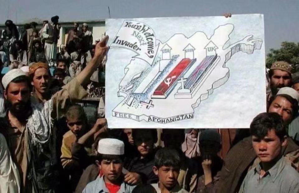 2001年10月美国以“反恐”为借口开始入侵阿富汗，当地的民众贴心的为美军制作了