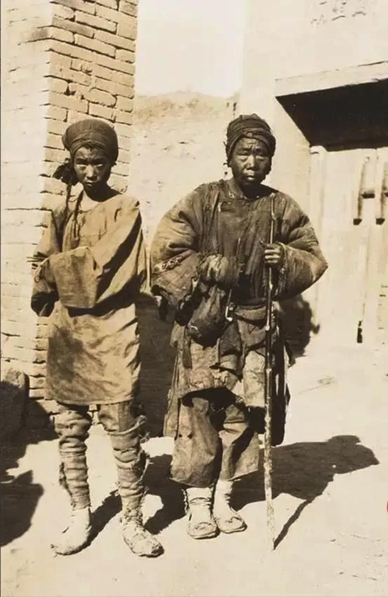 1937年，两个衣衫褴褛的红军，来到了援西军司令部门前，抓住门环，大声喊道：“我