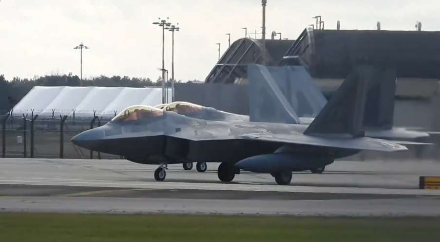 🔻1小时前，12架来自北美的F-22战机已经开始从英国莱肯希斯空军基地起飞，前