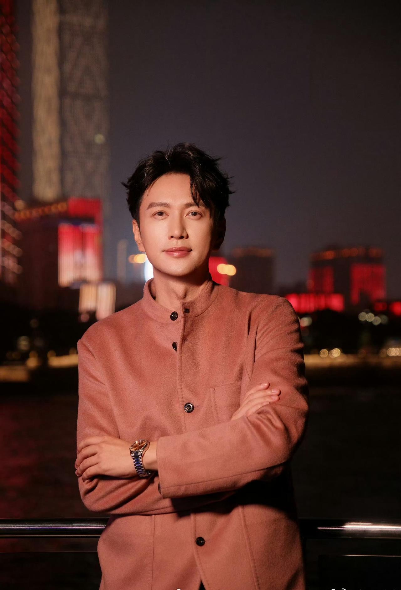 终于把王传君、王仁君分清楚了……

“金鹰奖颁奖典礼”上，听到王仁君的名字，以为
