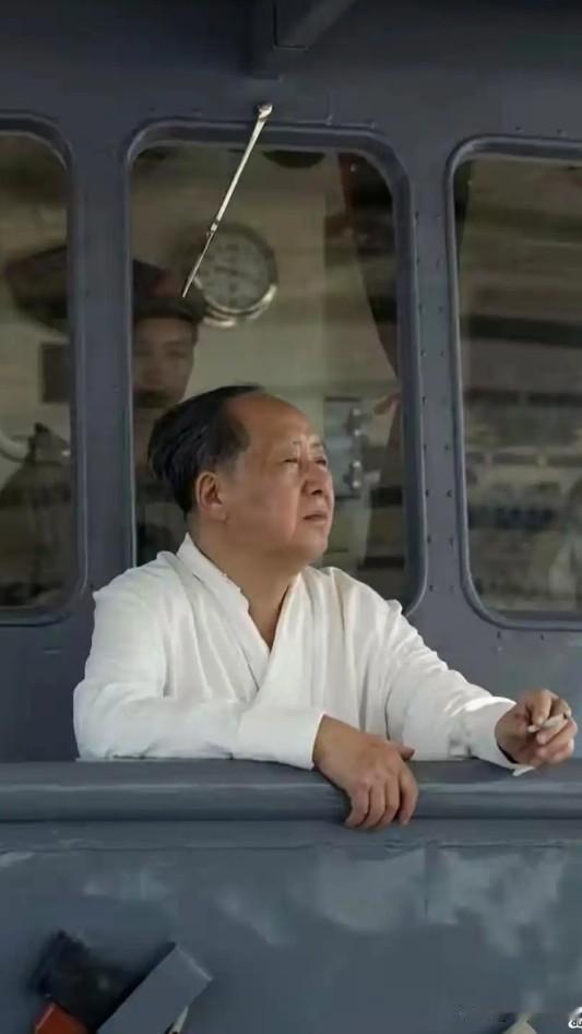 一张珍贵老照片，畅游长江之后，目光望向远方，装的是万里山河与亿万百姓，一眼便是家
