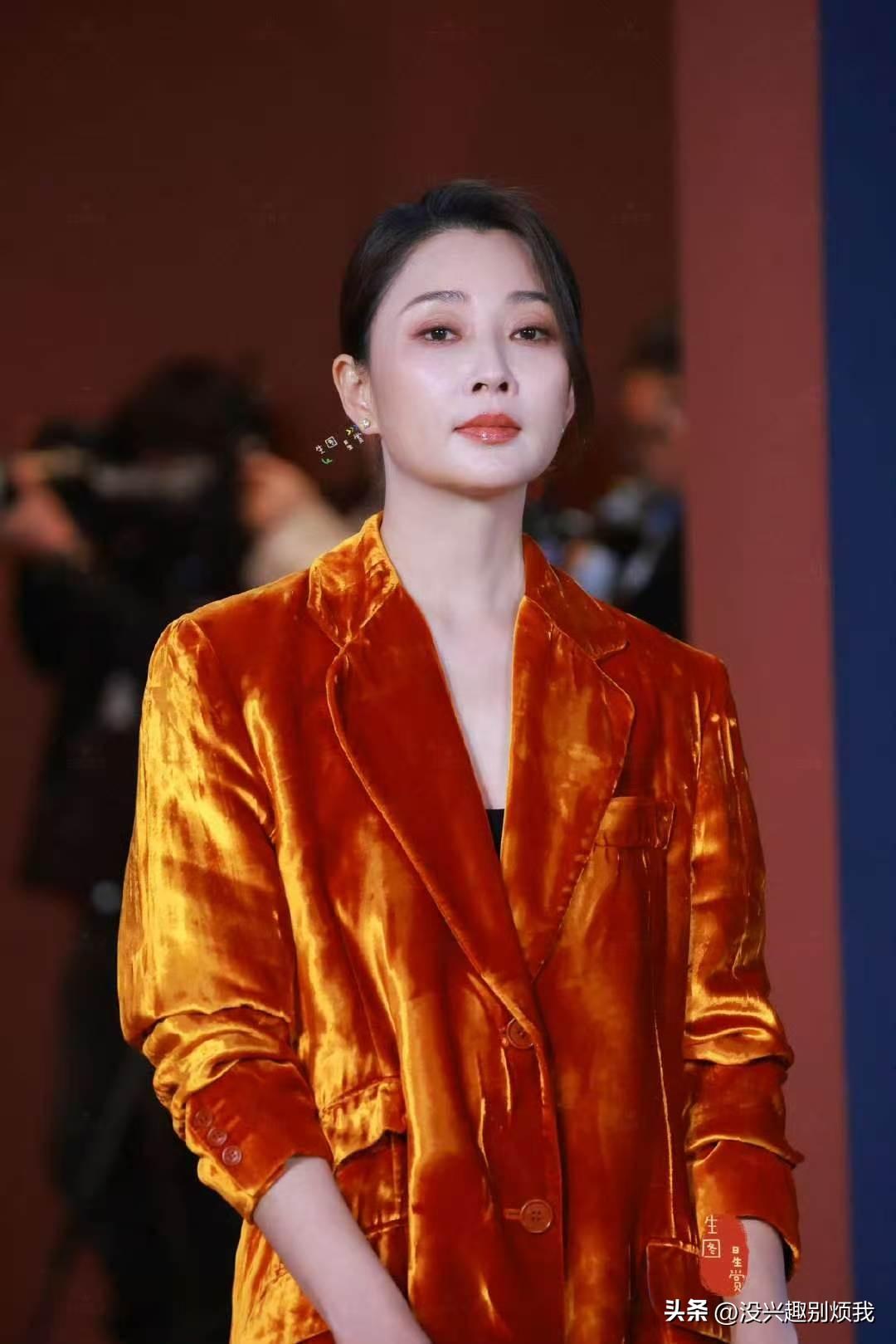 殷桃生图，明艳飒爽大女主，走路带风