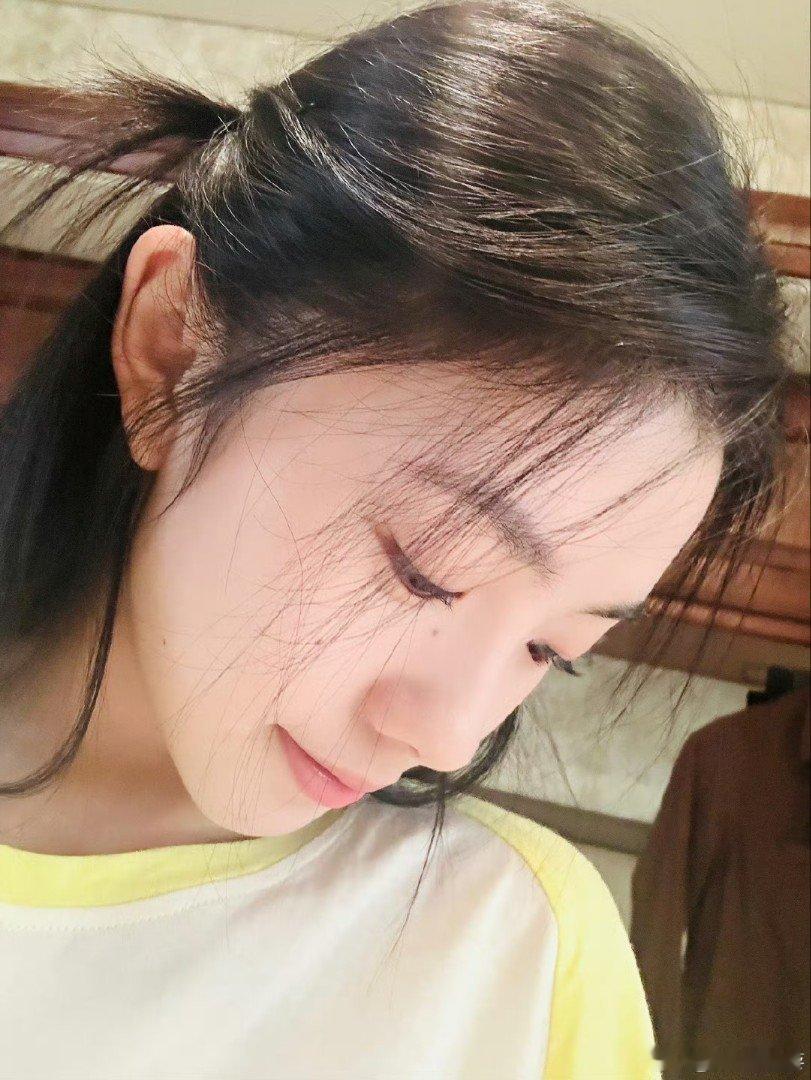 #刘浩存初恋白月光##刘浩存怼脸侧颜照# 刘浩存怼脸侧颜绝了，妥妥初恋白月光掉落