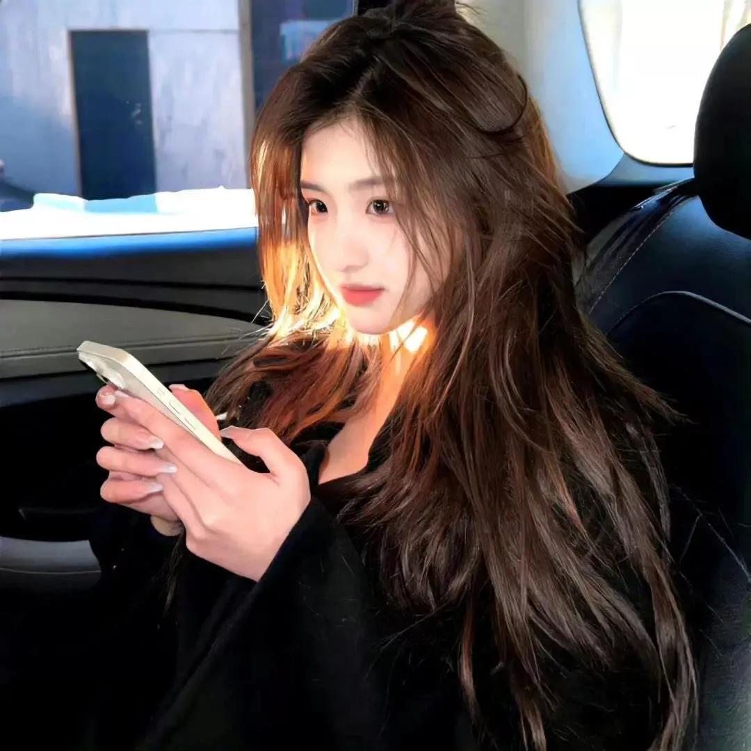 阳光洒在车窗上，少女手捧手机，美若天仙。少女的笑容 生活阳光美女 手捧着阳光 微