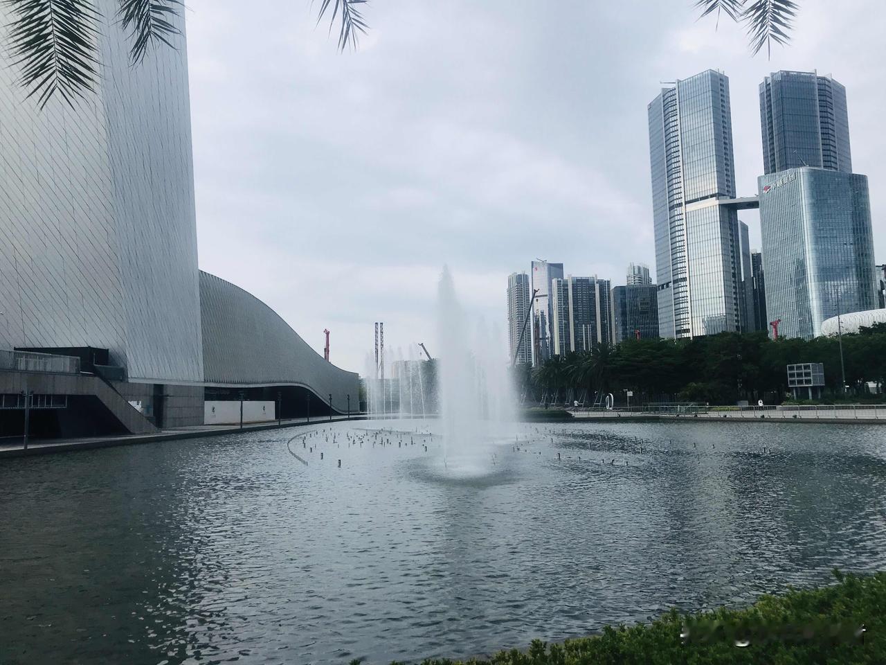 深圳的房市冰火两重天，哪里会无缘无故？背后有一个肉眼可见的规律：只要有一批创业成