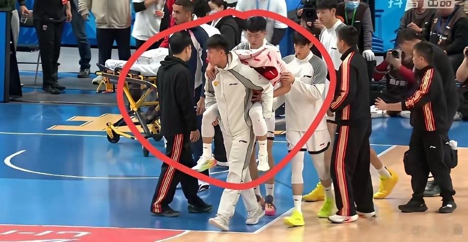 广东男篮突发状况，徐杰被周琦撞伤大腿直接被队友背下场，治疗去了！广东男篮真是屋漏