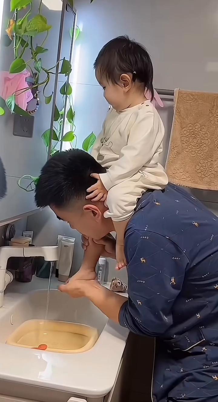 什么叫亲生的？这就叫亲生的。原版跟复刻版各一块，好辨认。鉴定完毕，是亲生的无疑。