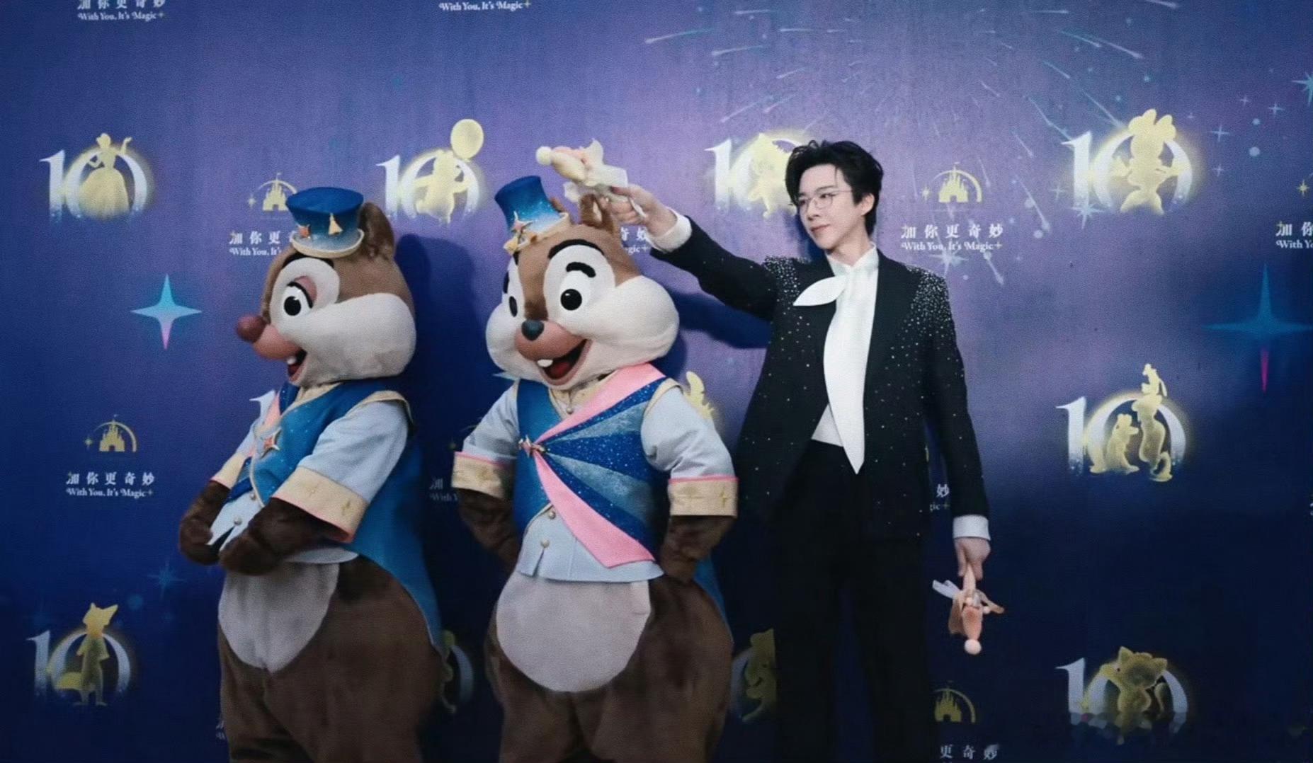 上海迪士尼红毯摩登兄弟刘宇宁今天迪士尼红毯布灵布灵的好帅。现场哪个男的喊的刘宇宁