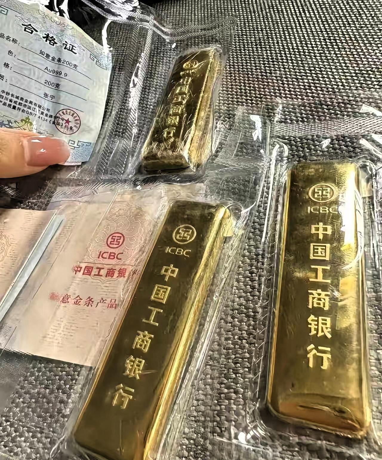 昨天刚买黄金的人，
今天估计的吃降压药了。
6月26日金价骤降，从887跌到87