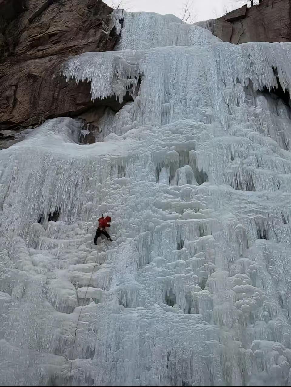 王一博ins晒攀冰照2026年1月18日，王一博在Instagram甩出15张攀