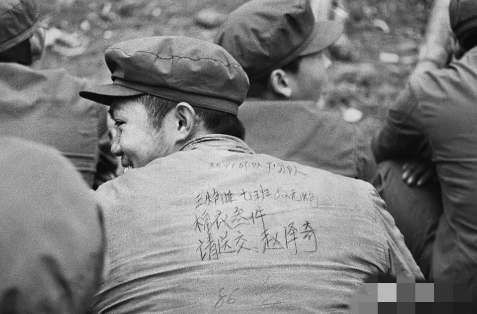 1984年4月，在老山前线的誓师大会上，22岁的战士赵泽奇正背对着镜头微笑，谁能