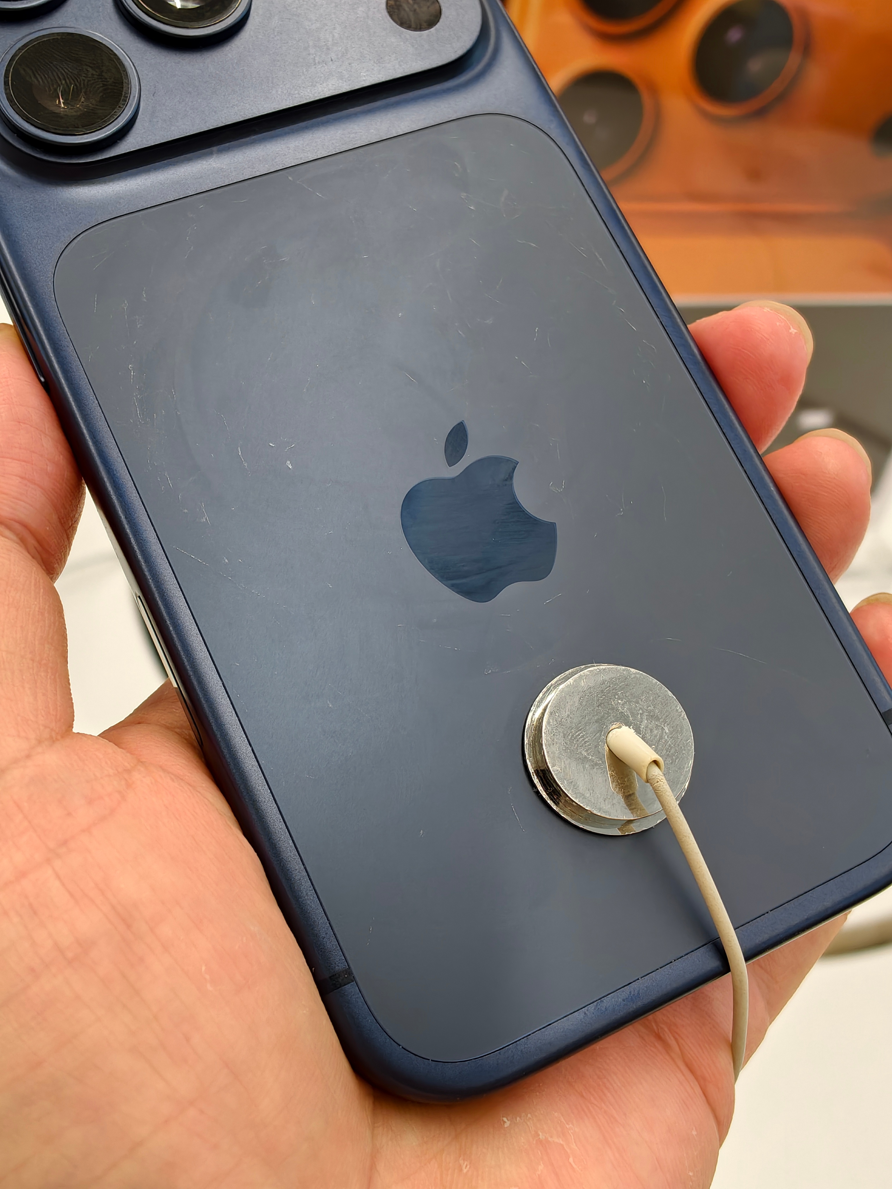 门店的iPhone 17系列体验背部机基本都花了不耐造，特别是蓝色好明显[允悲]