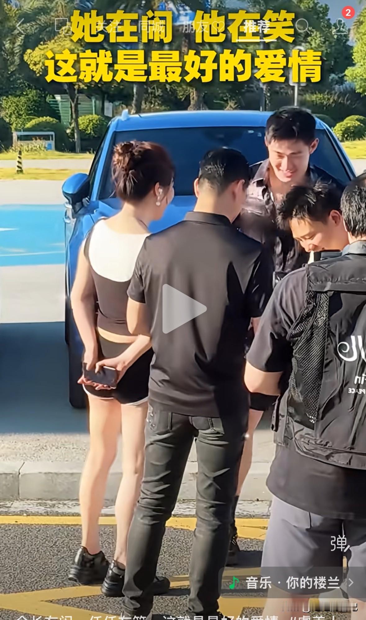于文红跟任任出门前呼后拥的，阵仗整的挺大，仔细一看，身边都是她的工作人员，一个形
