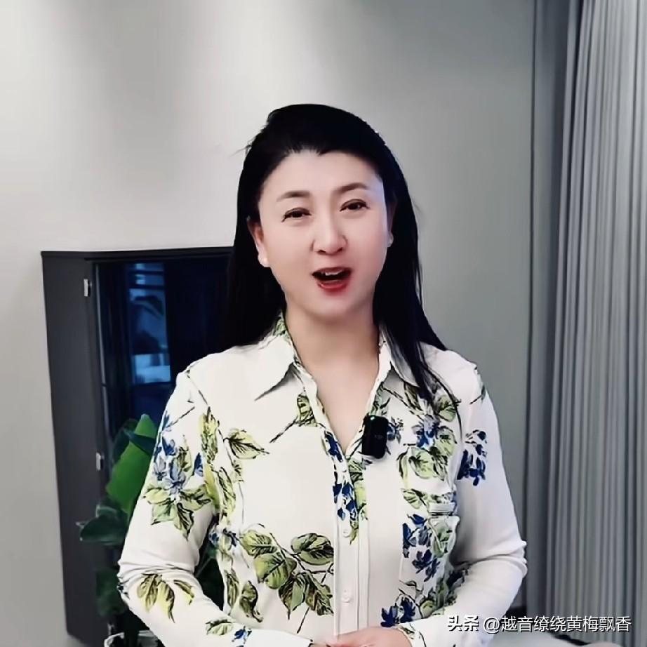 闫学晶的心灵鸡汤又来了，这次她化着精致的妆容，穿着一件漂亮的连衣裙，在自己的社交