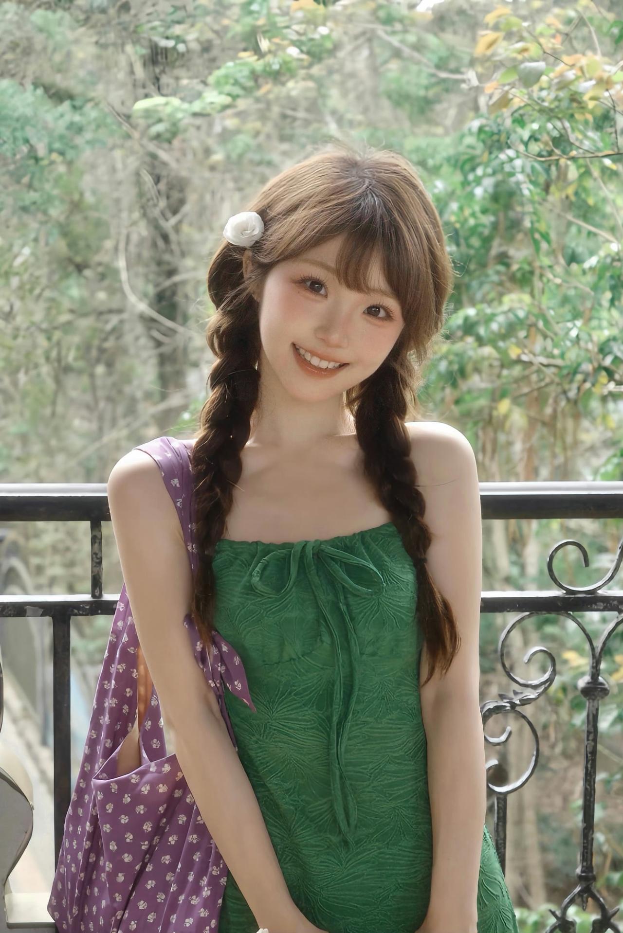 别问我在看什么，我的眼里只有你呀！
​今天的甜度超标啦，要不要来尝一口？[害羞]