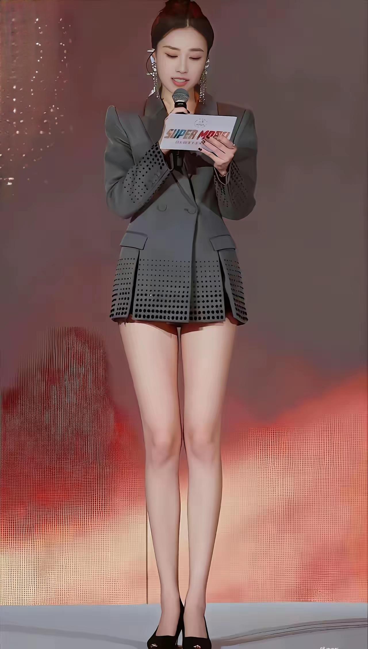 这位女士正在台上讲话。