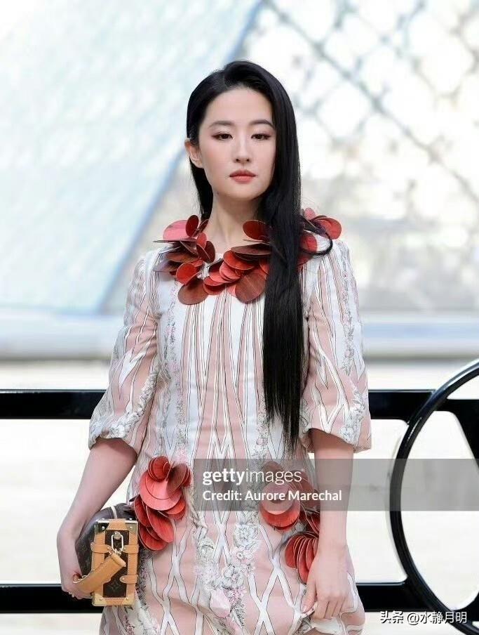 现在才知道明星造型的重要性。巴黎时装周，刘亦菲穿了一件粉白条纹裙子，裙子的领口和