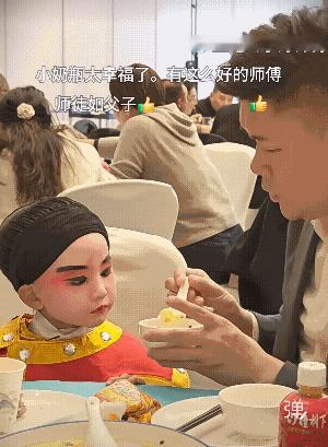 看了不少王老师的视频，对孩子们真好，德艺双馨的老师，小家伙小嘴张得大大的好可爱呀