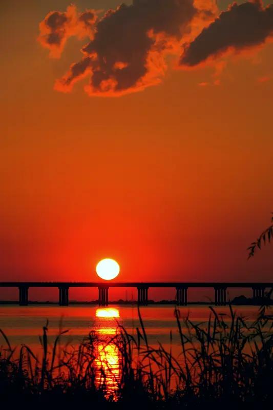 看到“夕阳余晖染天边”这个上联，瞬间脑海里浮现出不少美景。就像武汉西北湖公园，傍
