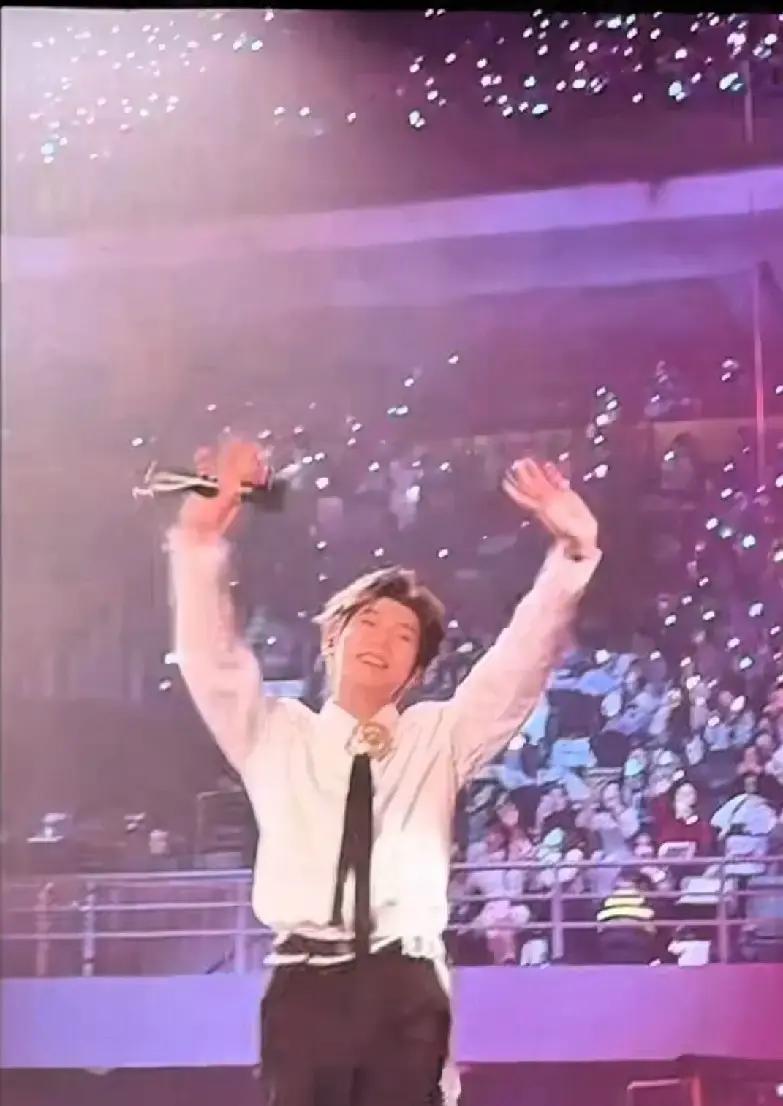 跨年票抢光，1分钟售罄
 
郑州奥体中心，12月31日21点开场，王源连唱三场。