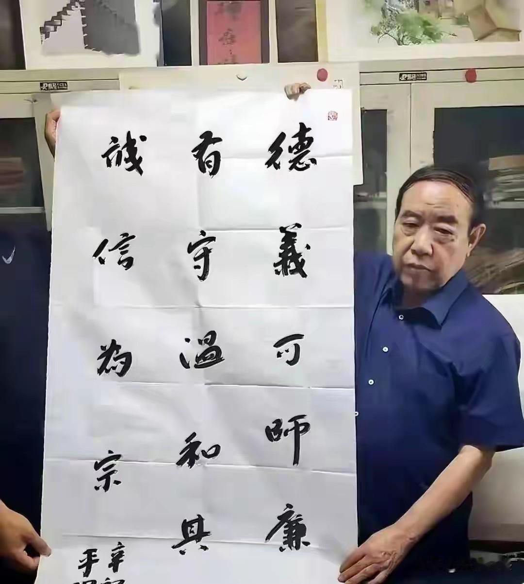 贾平凹的书法，实实在在说，还是有一定书法功力的，他的字即便是放在书法圈，也应该是