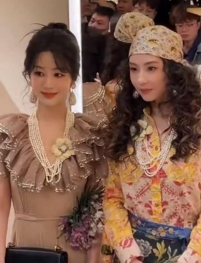 杨紫蛮神奇的，很多人老吐槽她不好看，但她和其他女艺人同框的时候，都不会失色 ​​