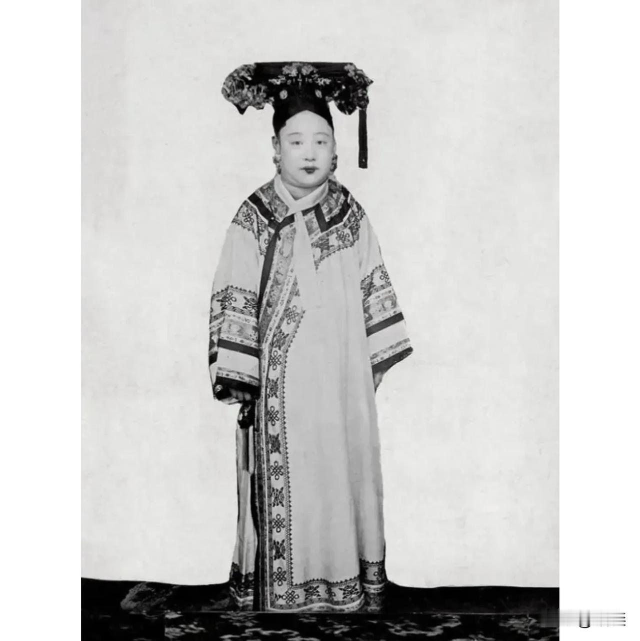 瑾妃跟珍妃是亲姐妹，光绪帝立后时，姐妹俩一起被打包给了光绪帝。

跟受宠的妹妹珍