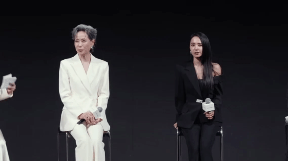 蔡依林叶童同框超绝状态 现场抓拍绝美同框镜头，蔡依林自信耀眼，用独一份的风格，突