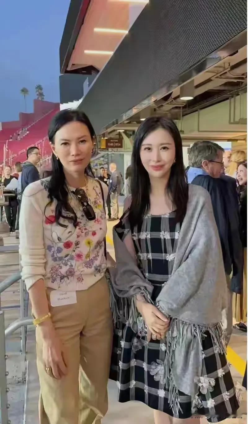 这两个女人都是钓鱼高手，年纪大的这个在国际水域垂钓，硕果累累。
年纪轻的这个，只