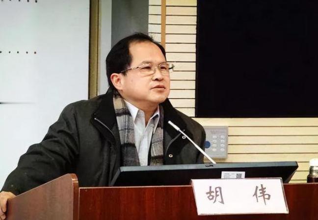 胡伟教授这话一放出来，就像在油锅里丢了个炸弹，噼里啪啦地惹了一堆骂声。这教授说啥