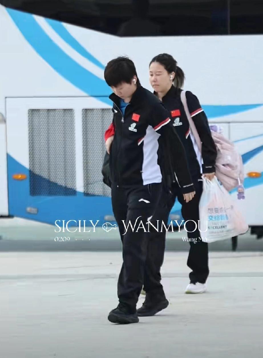 WTT多哈冠军赛，王曼昱今日上训。今天是多哈当地时间下午五点多，王曼昱才和队友一