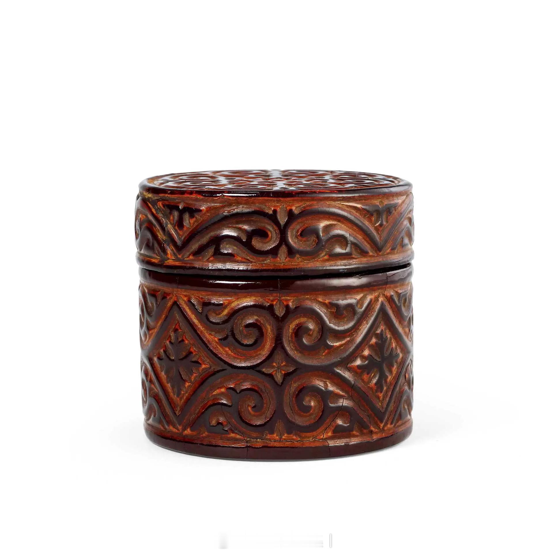 髹饰录 | 元 剔犀香草纹奁式盒此盒呈圆形，木胎，作上下字母口盖盒。盖盒周身以剔