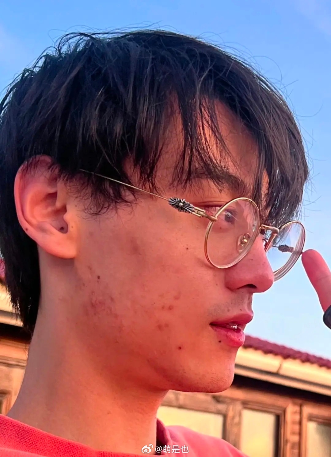 看来田栩宁还是和普通人有壁的，这么严苛的角度，明星确实素颜能打。不过就是皮肤有点