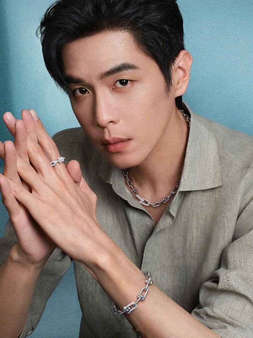 爱自己就很Tiffany 谁懂！浅灰衬衫衬搭配Tiffany 银链，金属光泽锁住