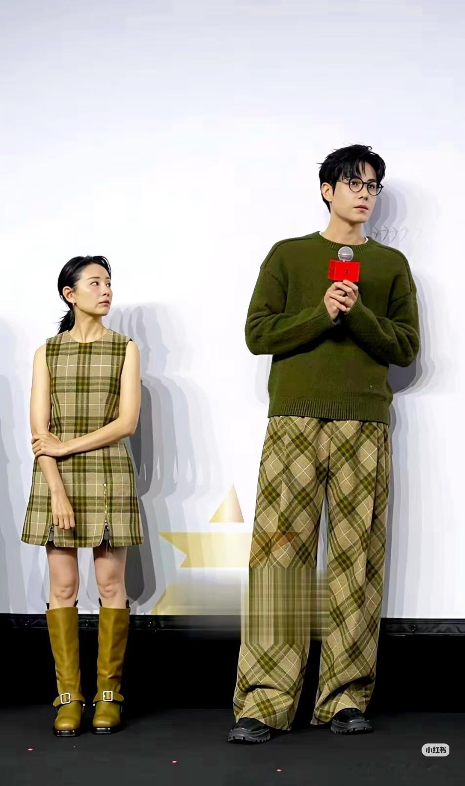 这身高差
胡一天的裤子，董洁可以当2个裙子穿