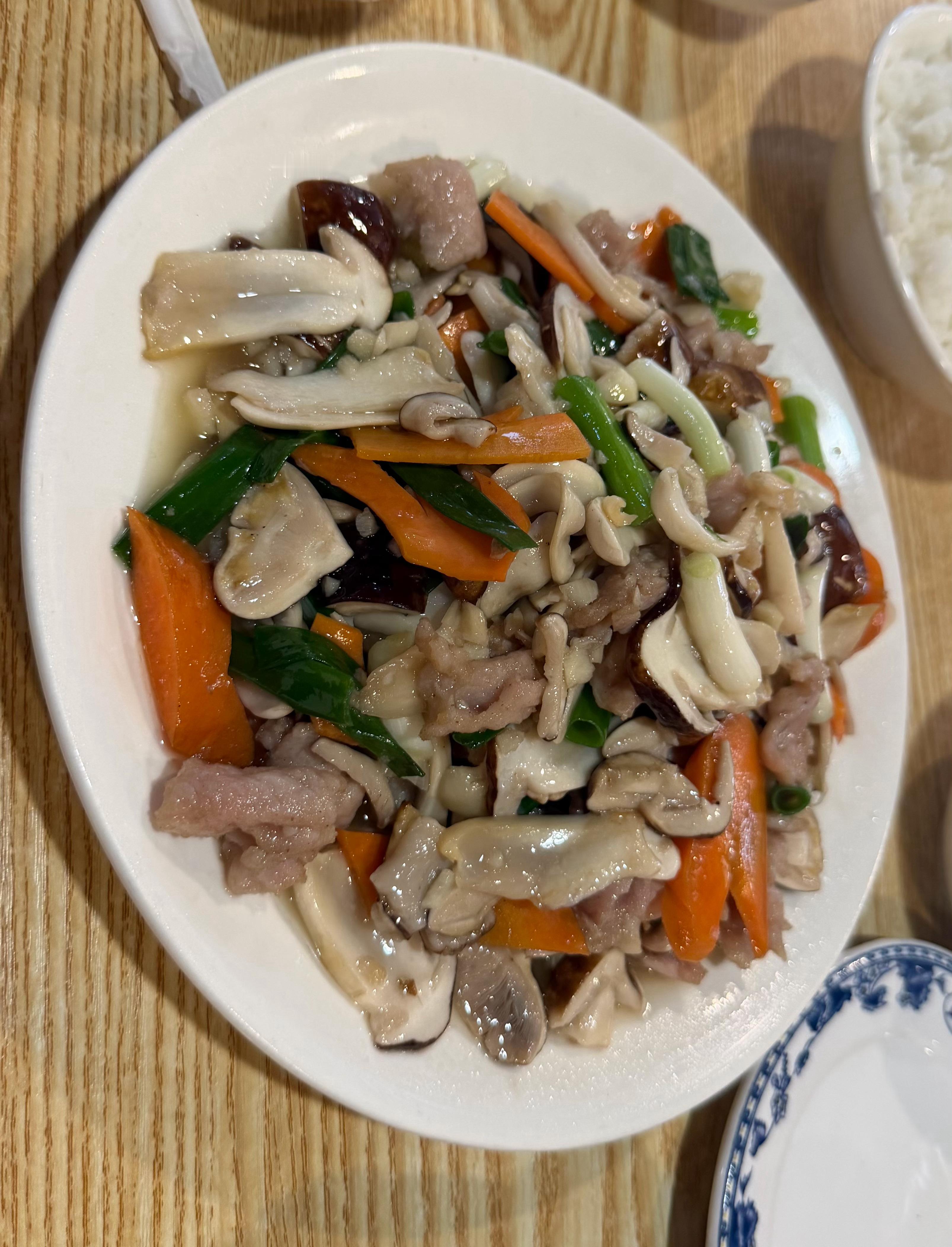 在和顺古镇里吃个饭，是家必吃榜餐厅，点了松茸炒肉、柠檬鱼，小孩看到炸的鲜花想吃，