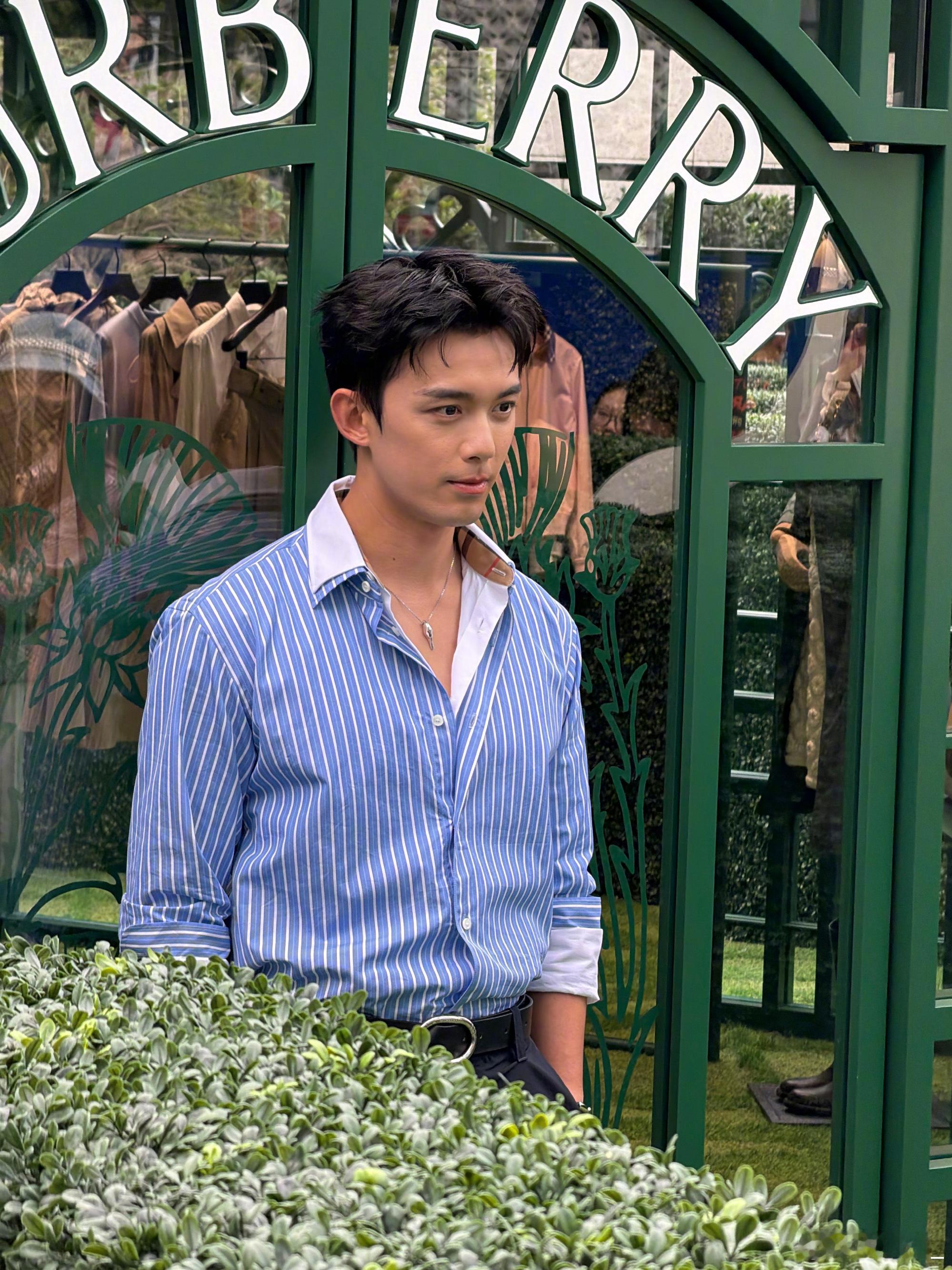 吴磊  Burberry“盛夏秘境”限时精品店开幕现场，蓝白条纹衬衫造型，清爽帅