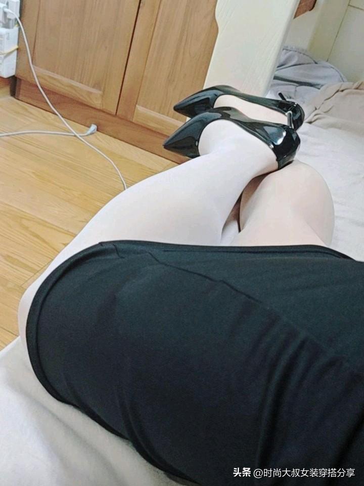 为什么现在这么多男生喜欢穿丝袜高跟鞋呢？你发现没有，现在有很多的男生都喜欢穿丝袜